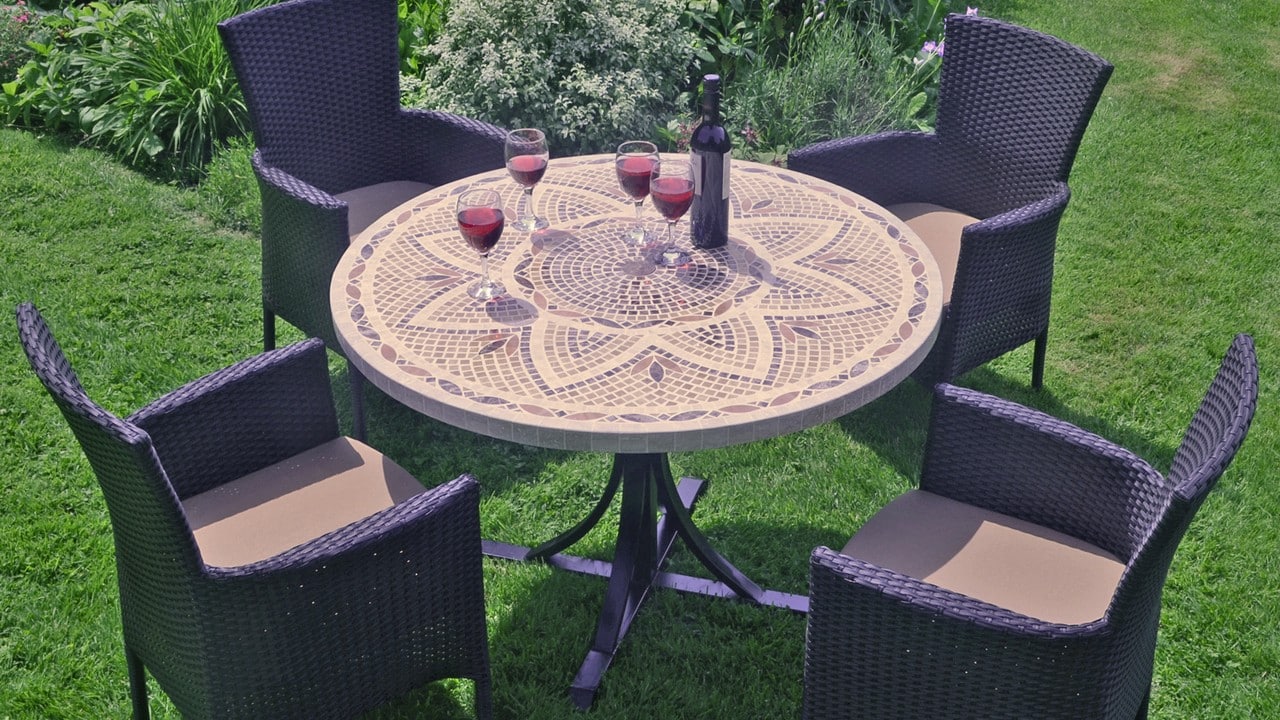 Table de jardin mosaique : une tendance permanente