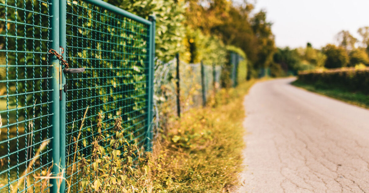 Comment poser un grillage sans ciment