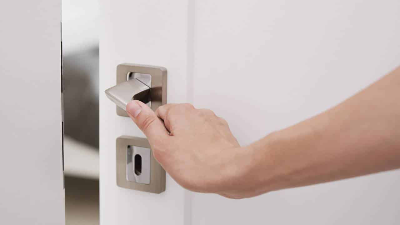 Comment ouvrir une porte de chambre bloquée sans clé