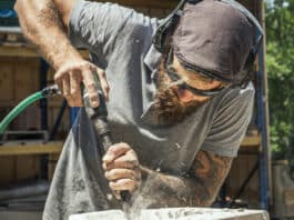 Restauration de façade : pourquoi le tailleur de pierre est indispensable ?