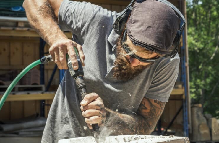 Restauration de façade : pourquoi le tailleur de pierre est indispensable ?